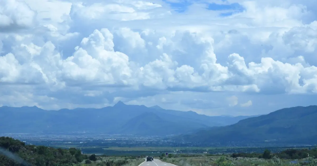 Comparatif : Voiture vs Moto pour Explorer les Routes Panoramiques