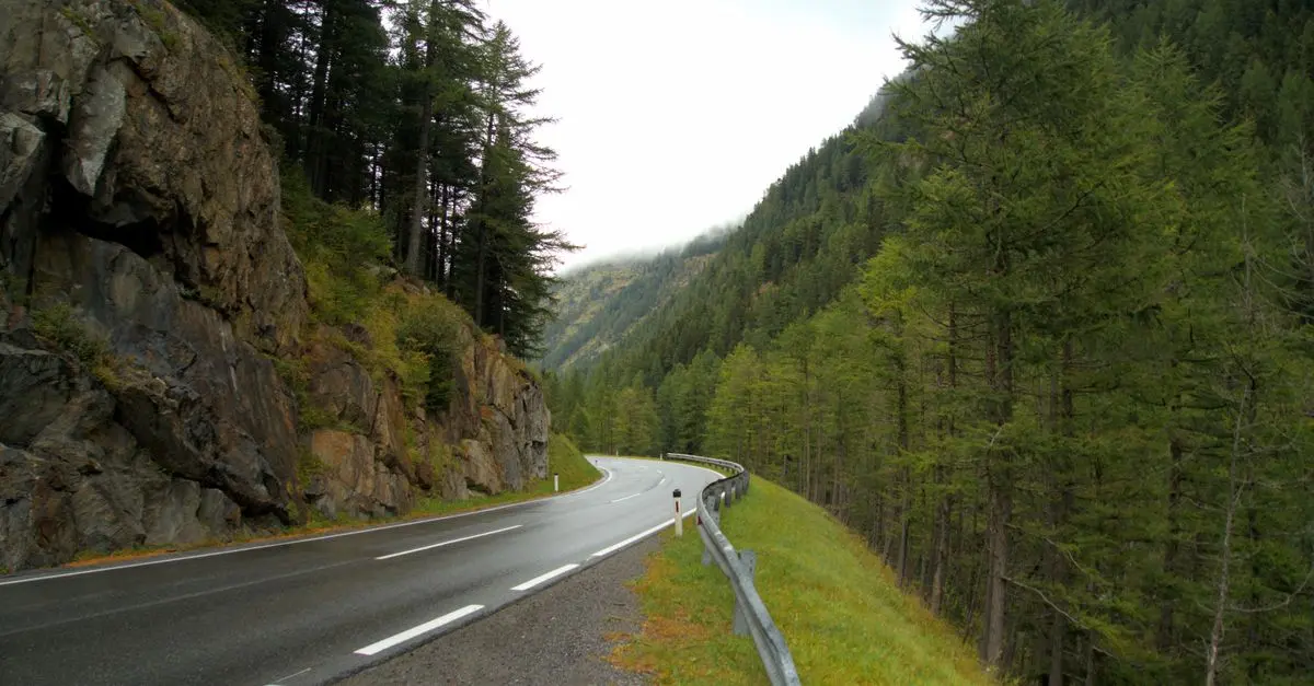 La Route des Grandes Alpes : Itinéraire et Points d'Intérêt